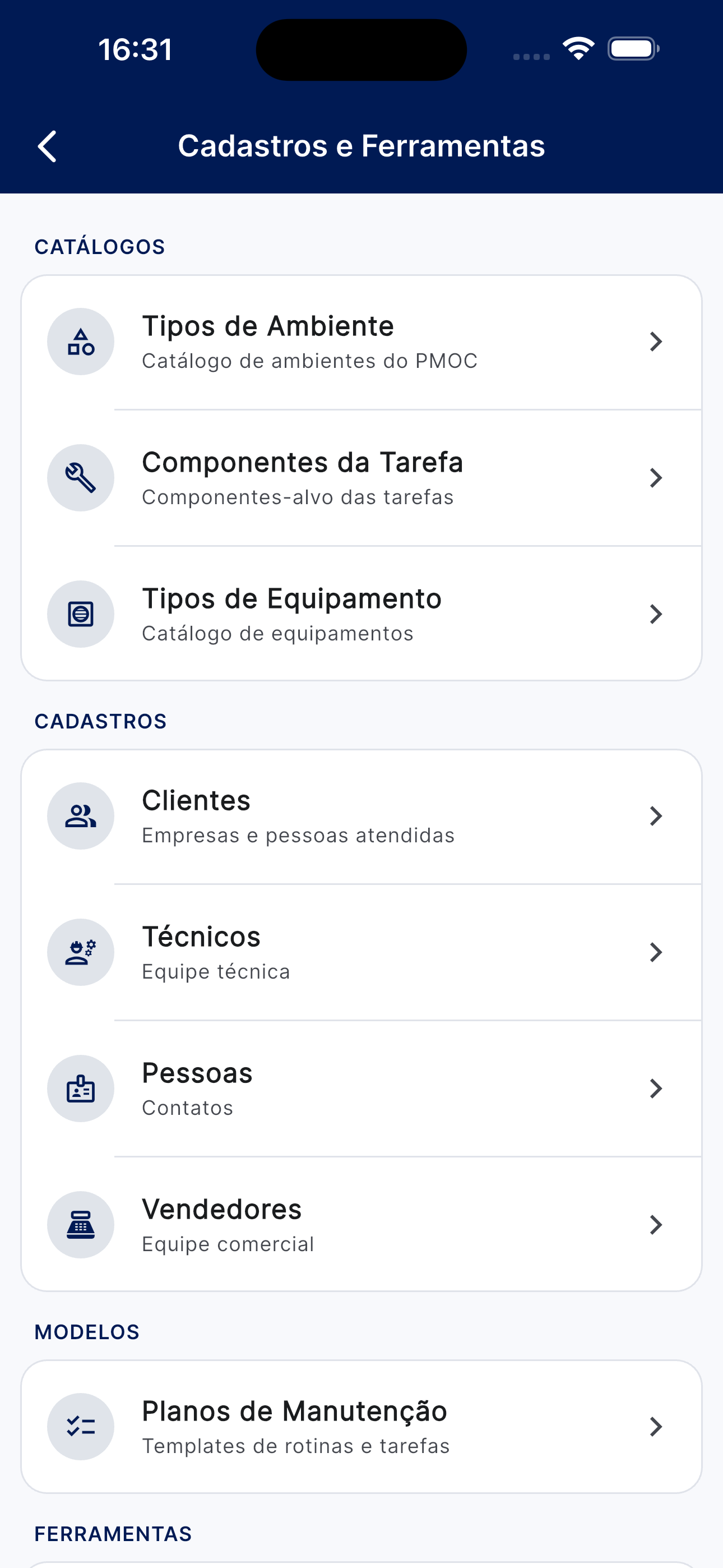 Hub Cadastros e Ferramentas dividido em seções: Catálogos, Cadastros, Modelos e Ferramentas, cada item com ícone, título e descrição