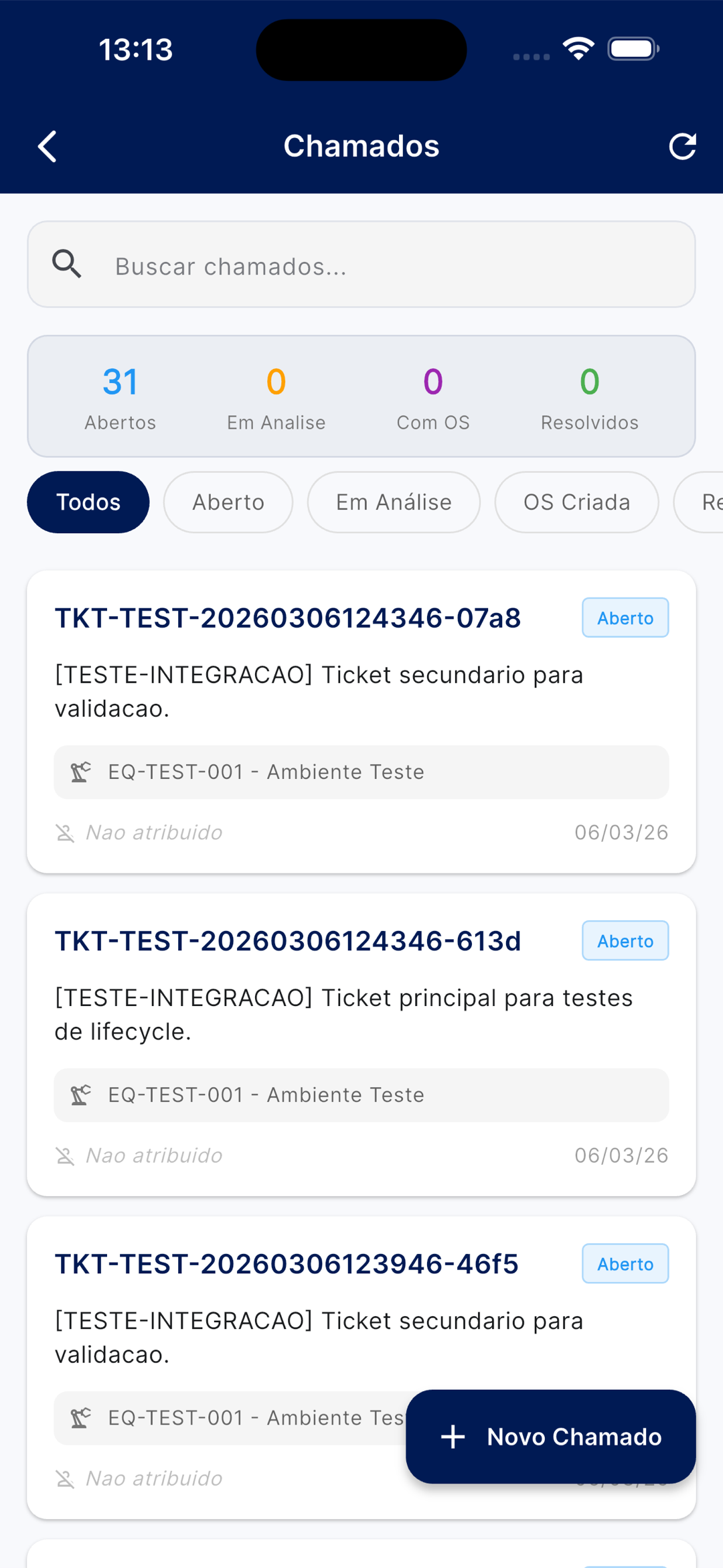 Lista de chamados com busca, contadores por status (Abertos/Em Análise/Com OS/Resolvidos), filtros e cards de chamado com código, descrição, equipamento e status