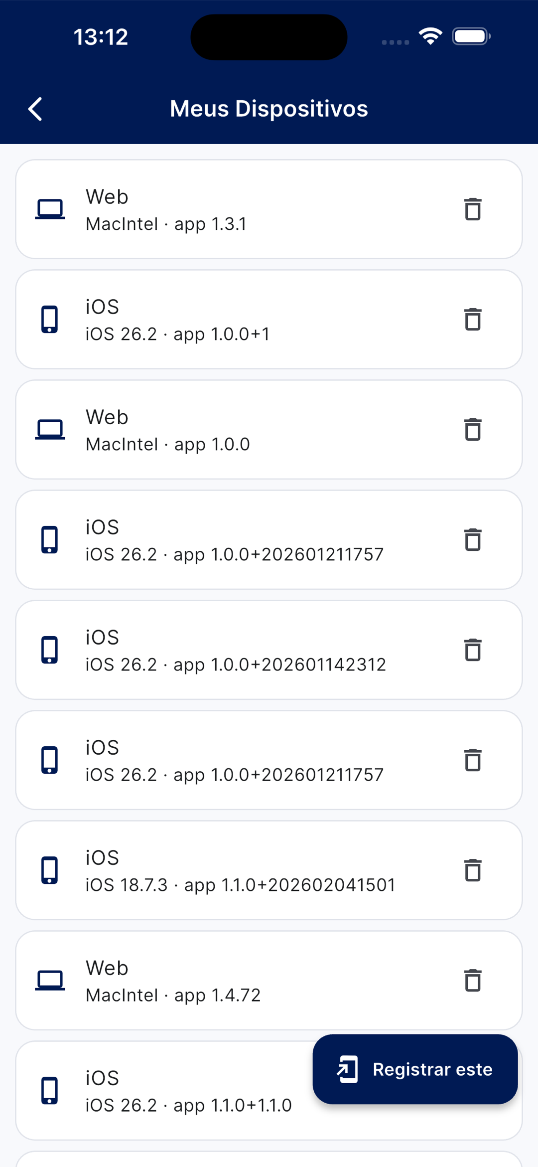 Lista de dispositivos registrados, cada um com tipo (Web/iOS), versão do sistema e do app, e ícone de remover; botão Registrar este no rodapé