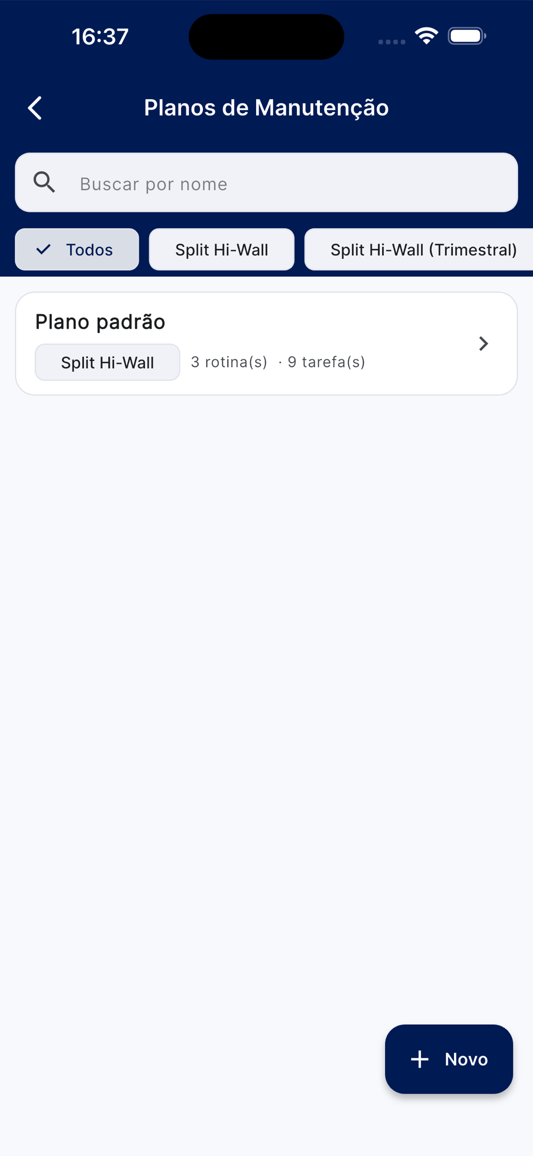 Lista de planos de manutenção com o card 'Plano padrão' (Split Hi-Wall, 3 rotinas, 9 tarefas) e filtro por tipo de equipamento