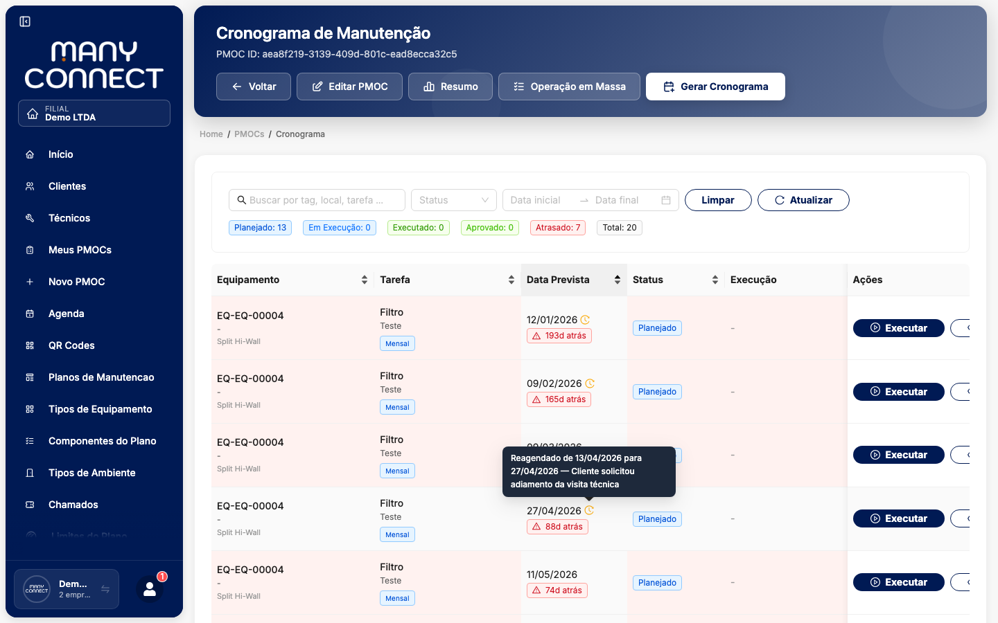 Coluna Data Prevista do cronograma mostrando a data efetiva com ícone de histórico e tooltip 'Reagendado de 13/04/2026 para 27/04/2026 — Cliente solicitou adiamento da visita técnica'